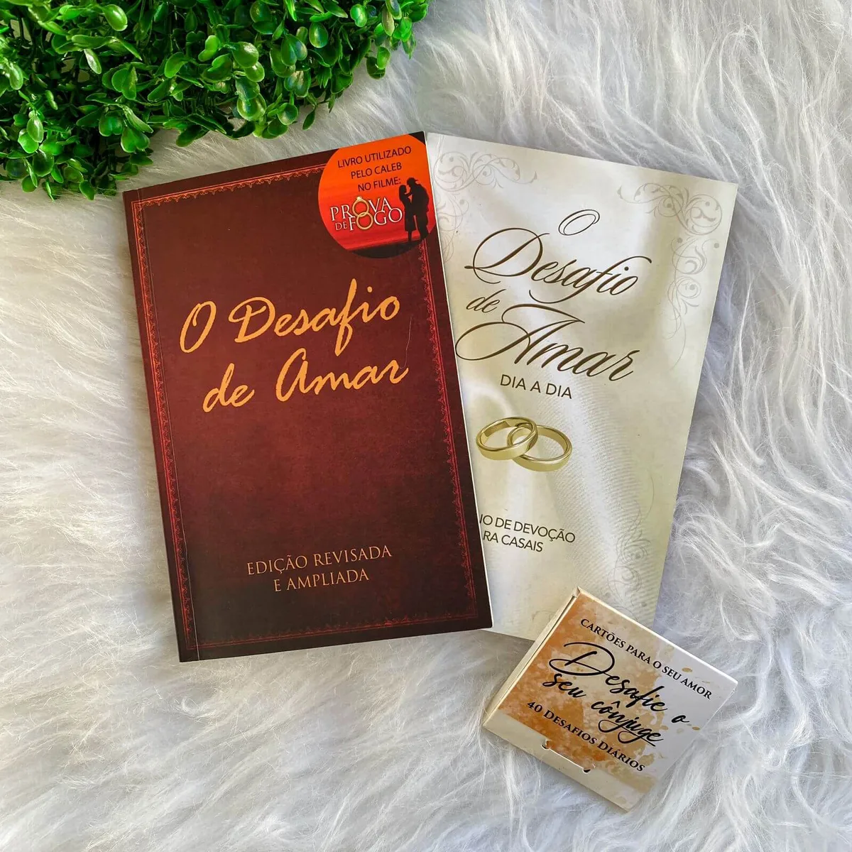 Foto 1 do Kit O Desafio de Amar, com as capas dos livros e os cartões de desafios vistos de perto