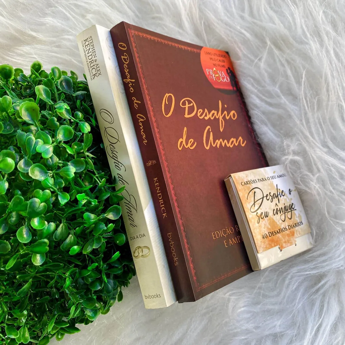Foto 4 do Kit O Desafio de Amar, com as capas dos livros e os cartões de desafios vistos de perto